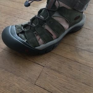 Men’s Keens Like New
